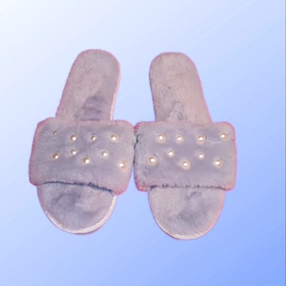 PEARL SLIPPERS - Picture 1 of 2